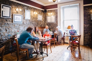 Breakfast, lunch, dinner served; Irish cuisine