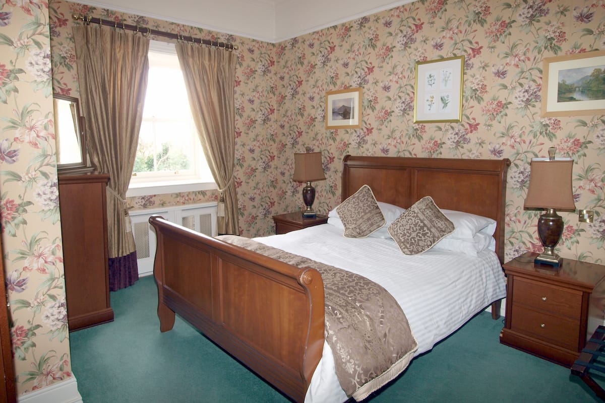 Executive suite | 1 slaapkamer, een bureau, een strijkplank/strijkijzer, gratis wifi