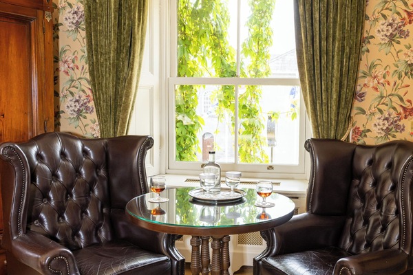 Junior Suite | 1 bedroom, desk, iron/ironing board, free WiFi