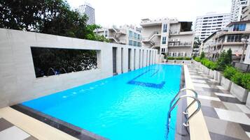 Kolam renang terbuka, payung kolam, kerusi lepak pantai