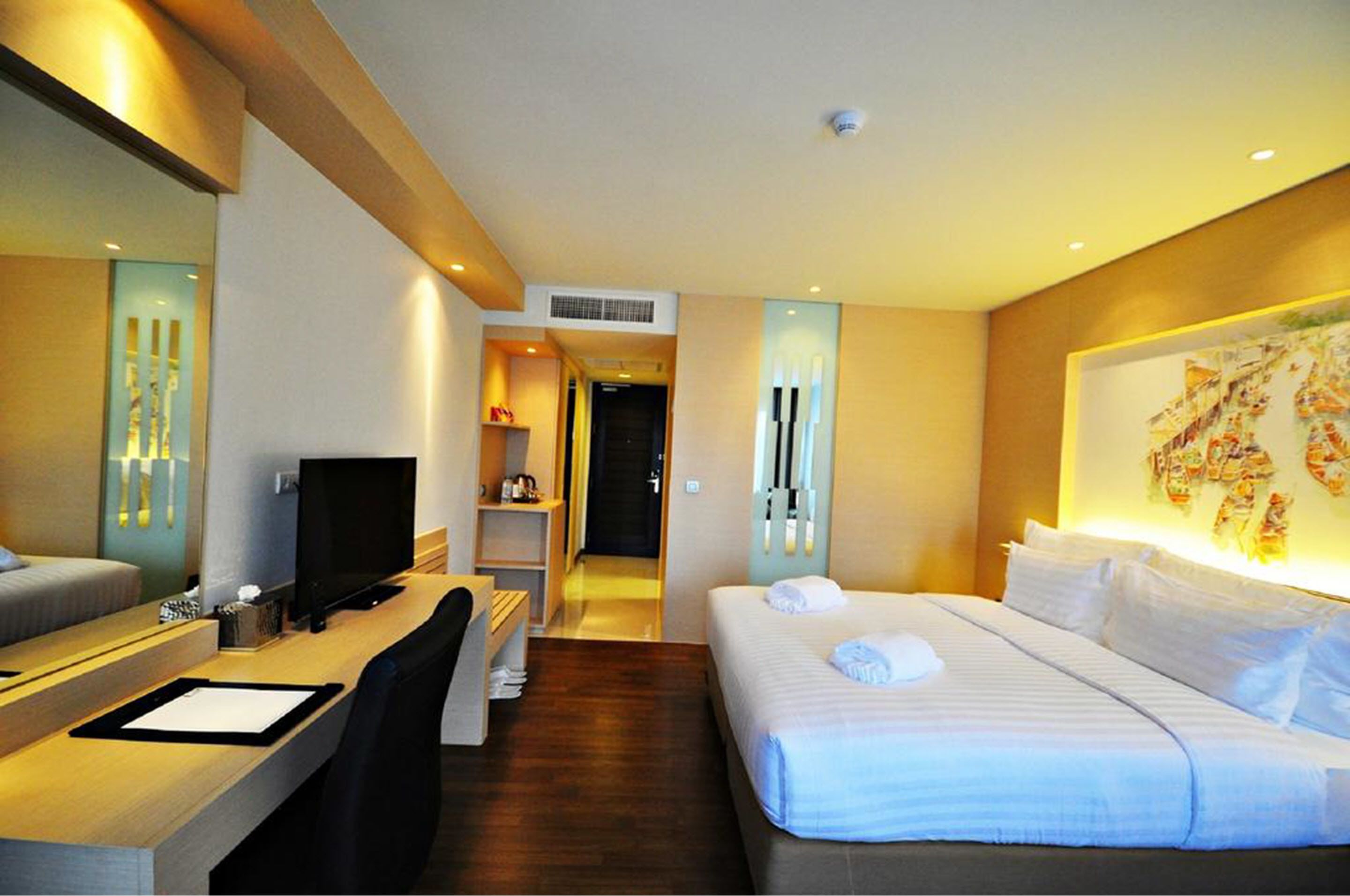 deluxe room | in-room safe, desk, blackout curtains, free wifi