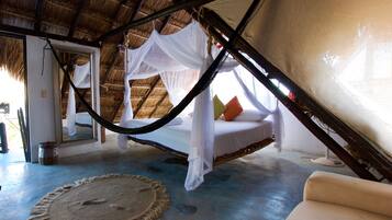 Kamer, 1 kingsize bed, uitzicht op zwembad | Gratis wifi, beddengoed