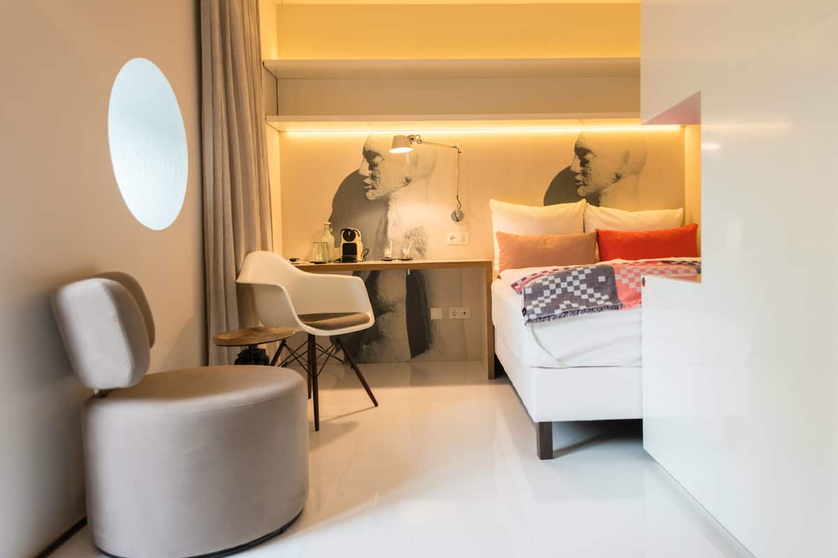 Suite (Mini Single) | 1 bedroom, premium bedding, in-room safe, soundproofing