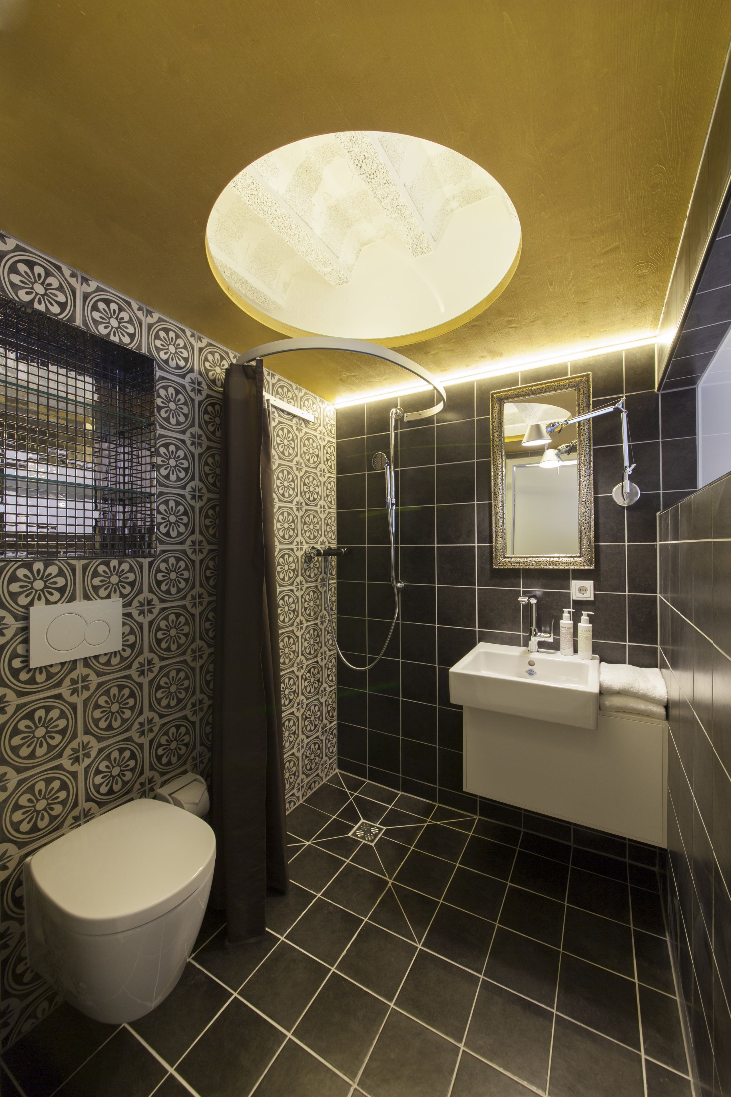 Une salle de bain avec des toilettes, un lavabo et une douche.