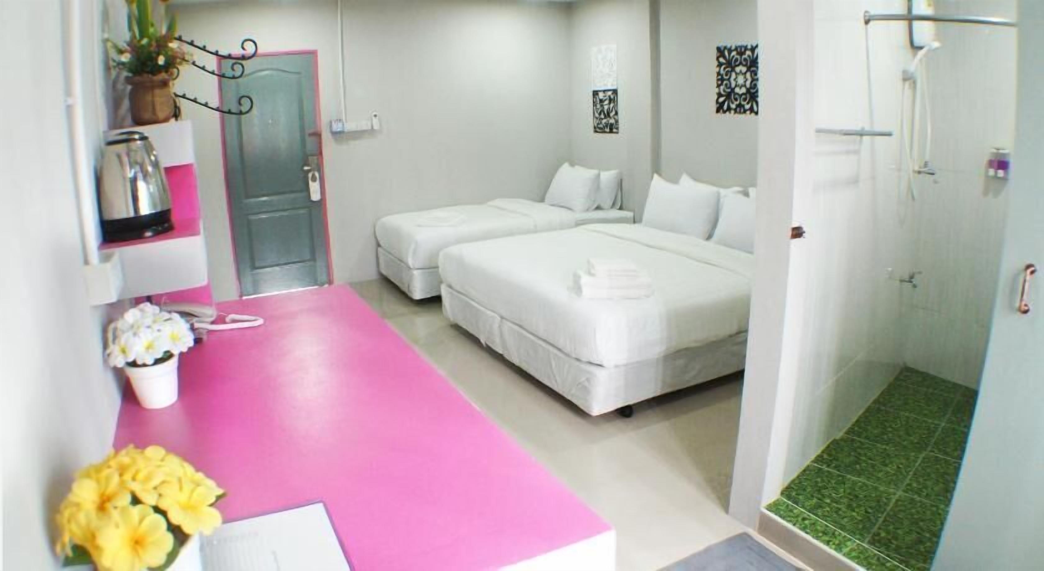 Ylelliset vuodevaatteet, minibaari (osa tuotteista ilmaisia), työpöytä