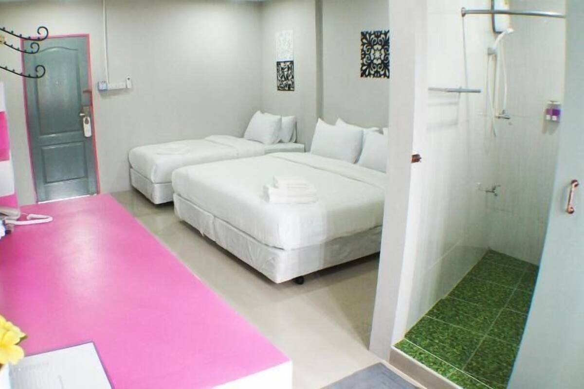 Ylelliset vuodevaatteet, minibaari (osa tuotteista ilmaisia), työpöytä