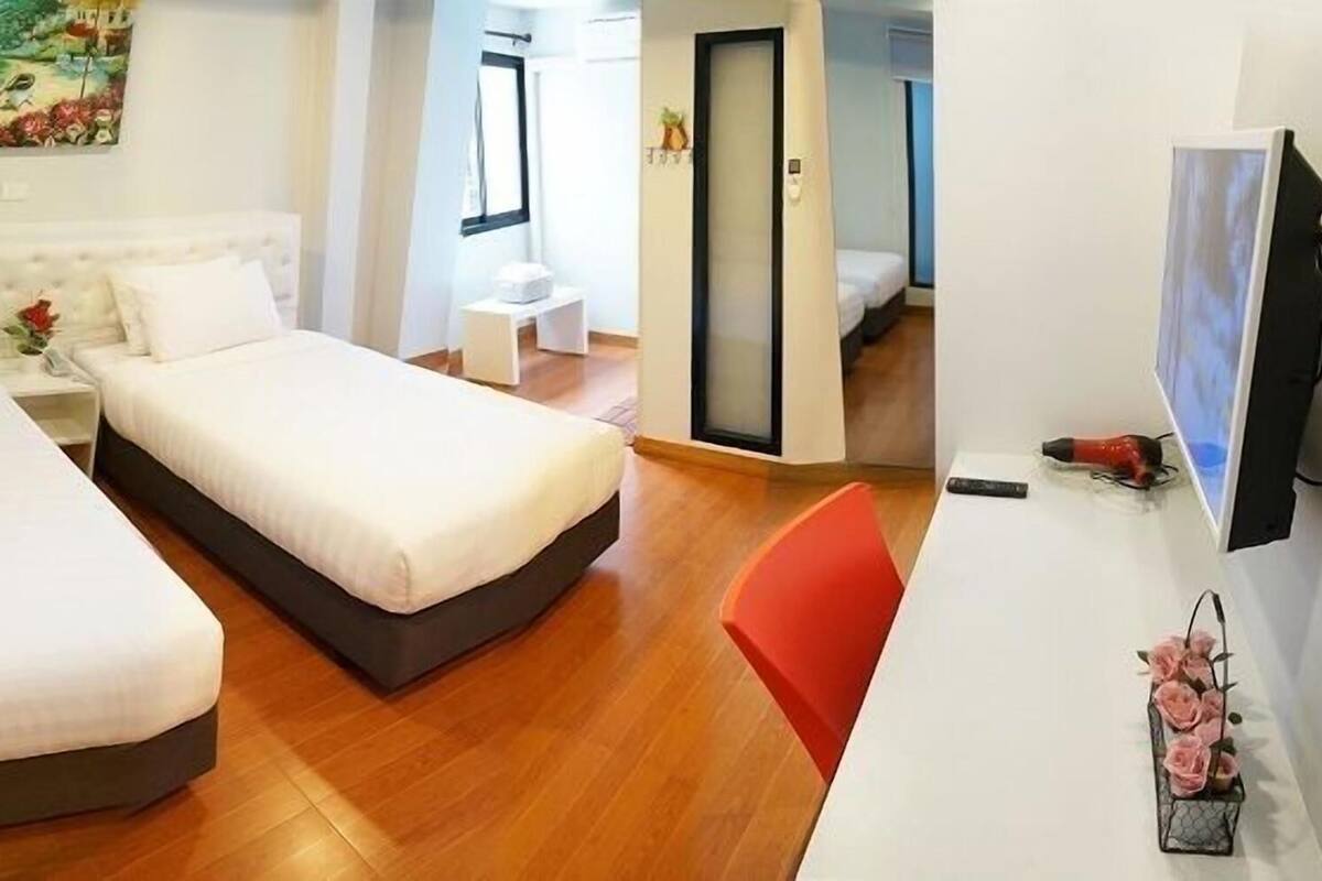 Ylelliset vuodevaatteet, minibaari (osa tuotteista ilmaisia), työpöytä