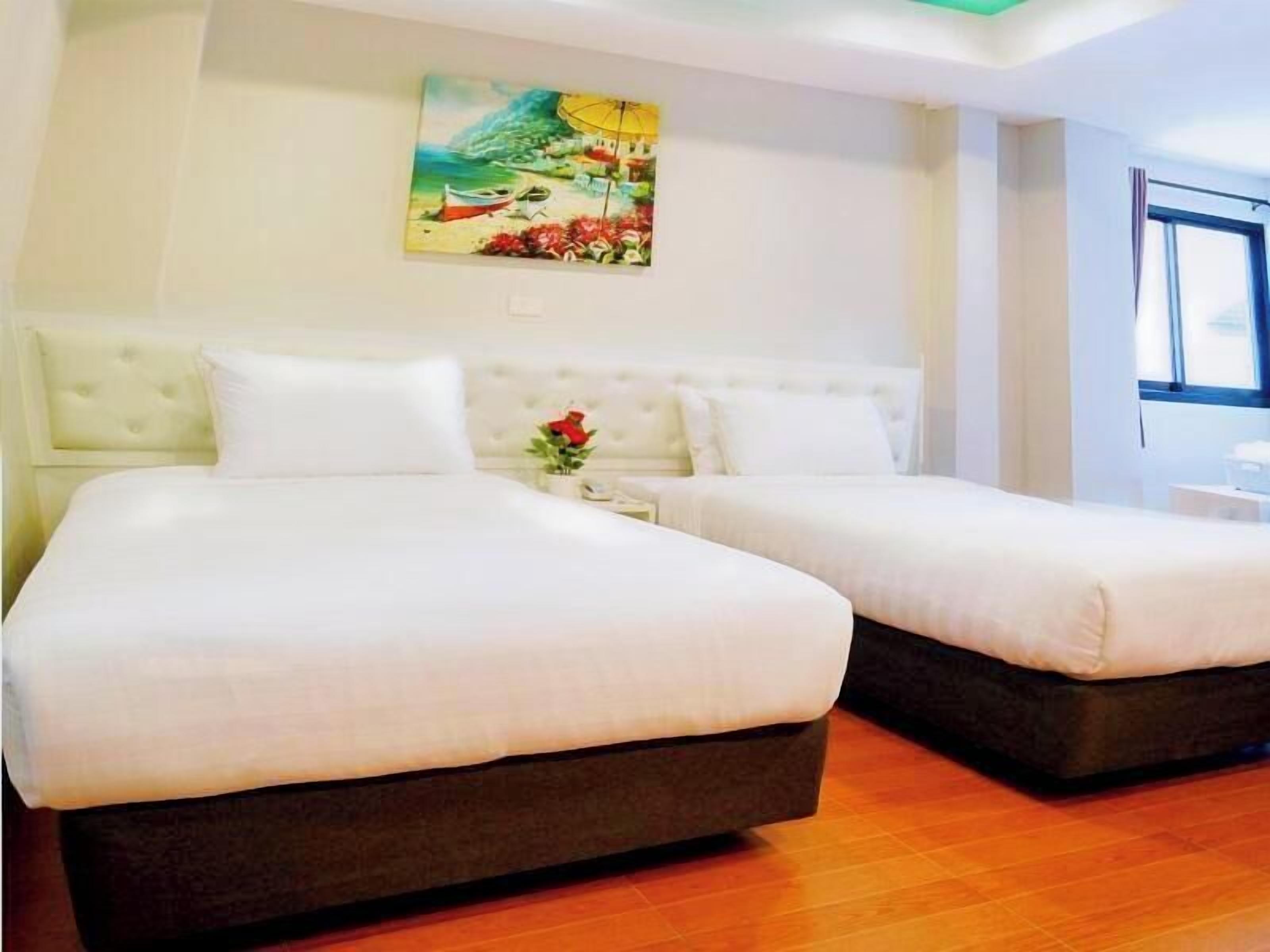 Ylelliset vuodevaatteet, minibaari (osa tuotteista ilmaisia), työpöytä