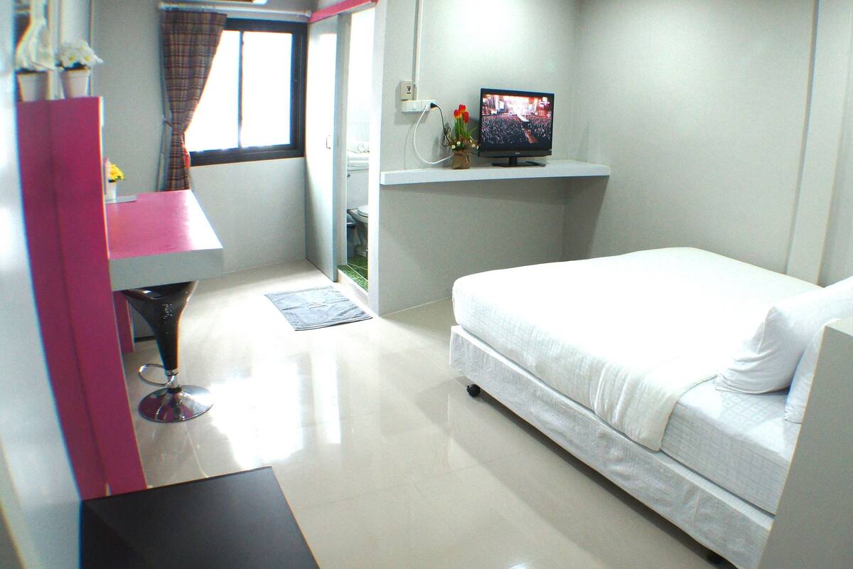 Ylelliset vuodevaatteet, minibaari (osa tuotteista ilmaisia), työpöytä