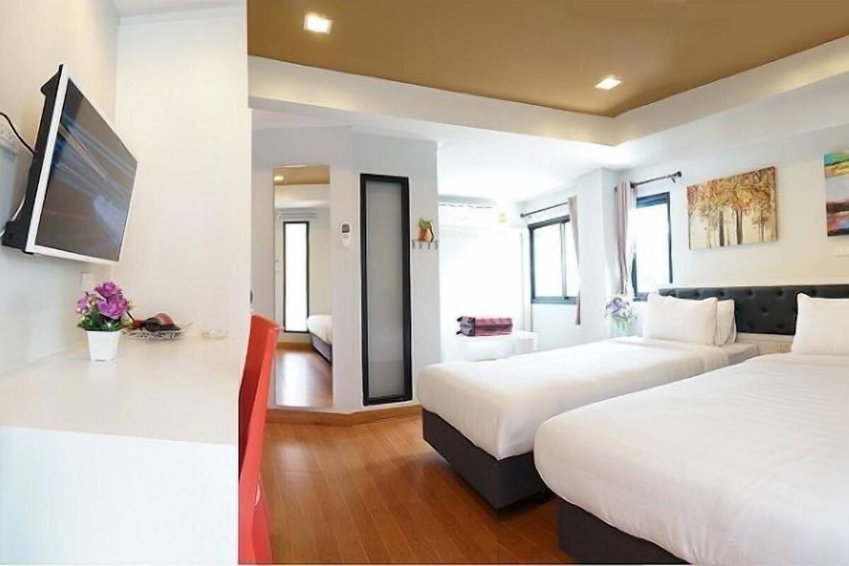 Ylelliset vuodevaatteet, minibaari (osa tuotteista ilmaisia), työpöytä