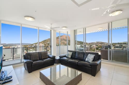Apartment, 3 Bedrooms | Living area