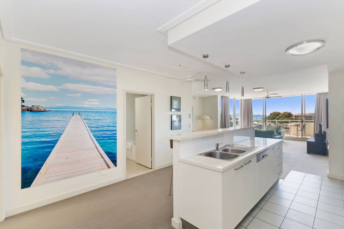 apartment, 2 bedrooms | private kitchen | full-sized fridge, microwave, oven, stovetop