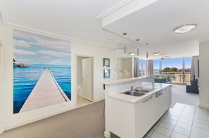 Apartment, 2 Bedrooms | Private kitchen | Full-sized fridge, microwave, oven, stovetop - Dalgety Apartments (Townsville)