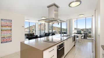 Apartment, 3 Bedrooms | Private kitchen