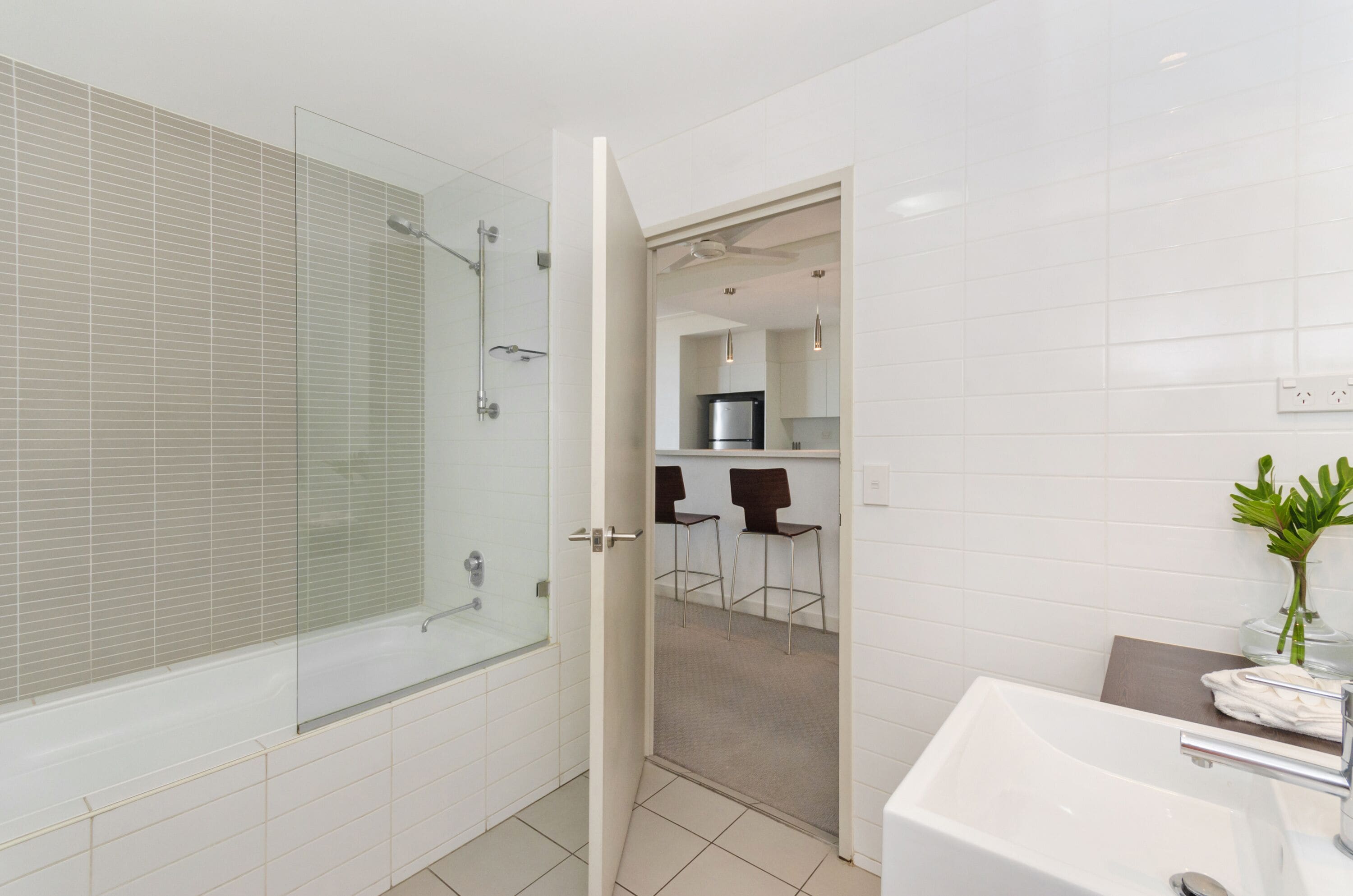 apartment, 2 bedrooms | bathroom | shower, free toiletries, hair dryer, towels