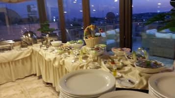 Breakfast, lunch, dinner served; Regional cuisine