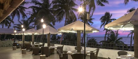 2 restaurants, spécialités Cuisine internationale