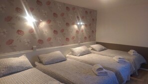 Chambre Quadruple | Wi-Fi gratuit, draps fournis