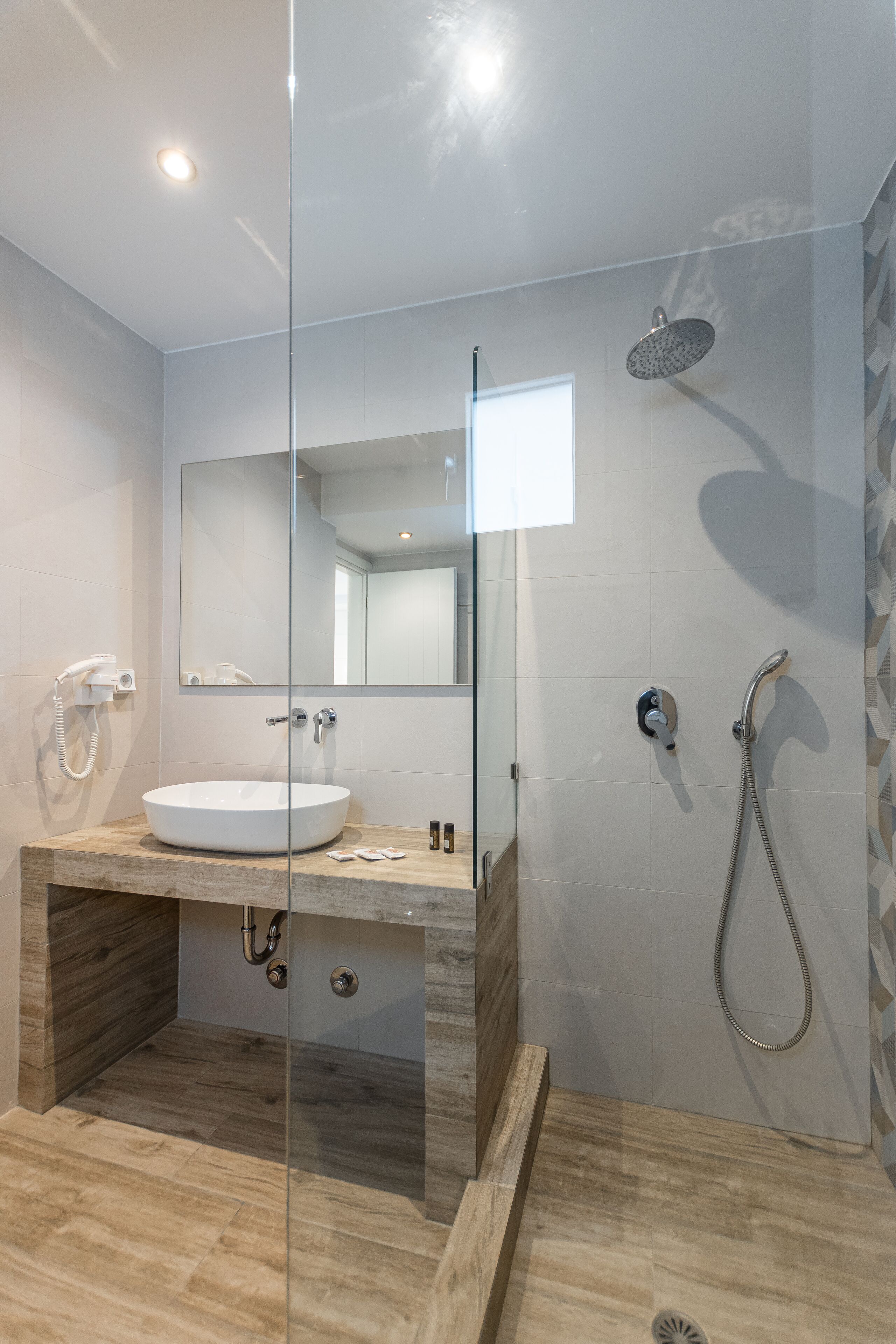 Appartement Luxe | Salle de bain | Sèche-cheveux, serviettes fournies, savon, shampoing