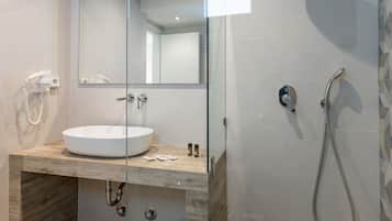 Appartement Luxe | Salle de bain | Sèche-cheveux, serviettes fournies, savon, shampoing