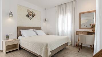 Una camera da letto moderna con un letto grande, comodini, una scrivania e una sedia.