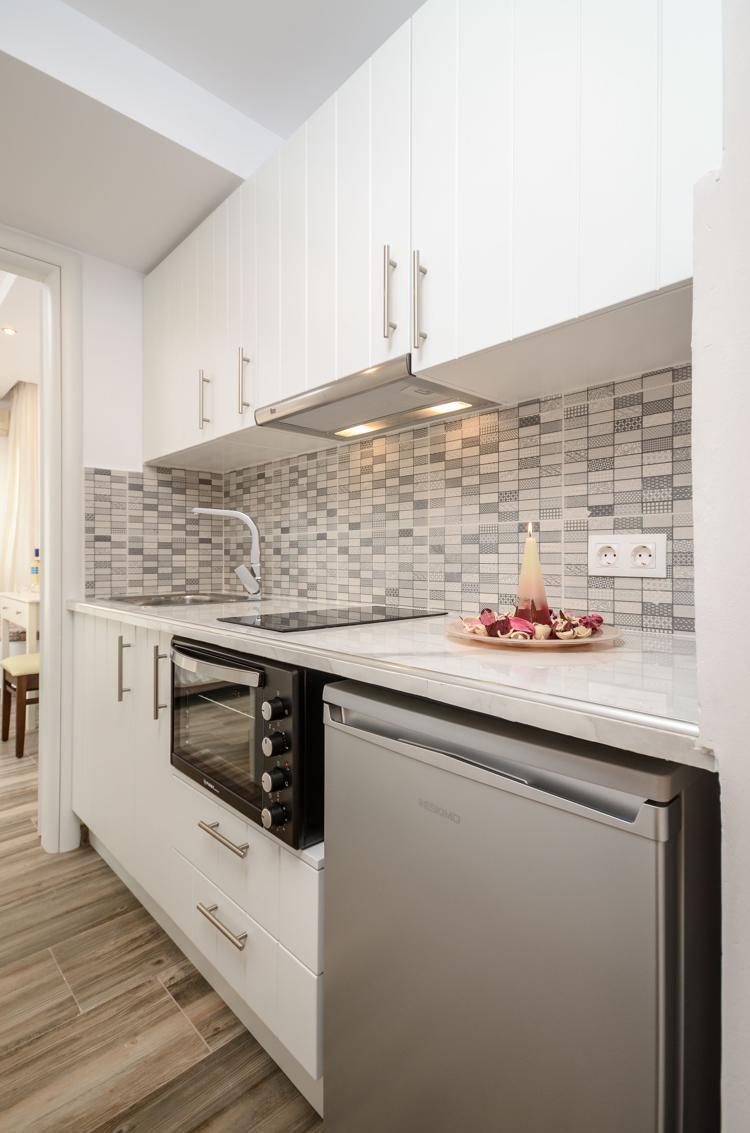 Apartamento superior, 2 habitaciones, cocina, vistas a la playa | Cocina privada | Frigorífico, placa de cocina, cafetera o tetera y hervidor eléctrico