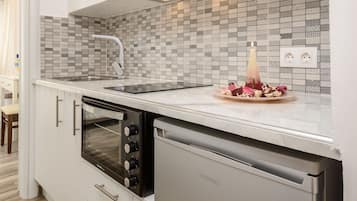Apartamento superior, 2 habitaciones, cocina, vistas a la playa | Cocina privada | Frigorífico, placa de cocina, cafetera o tetera y hervidor eléctrico