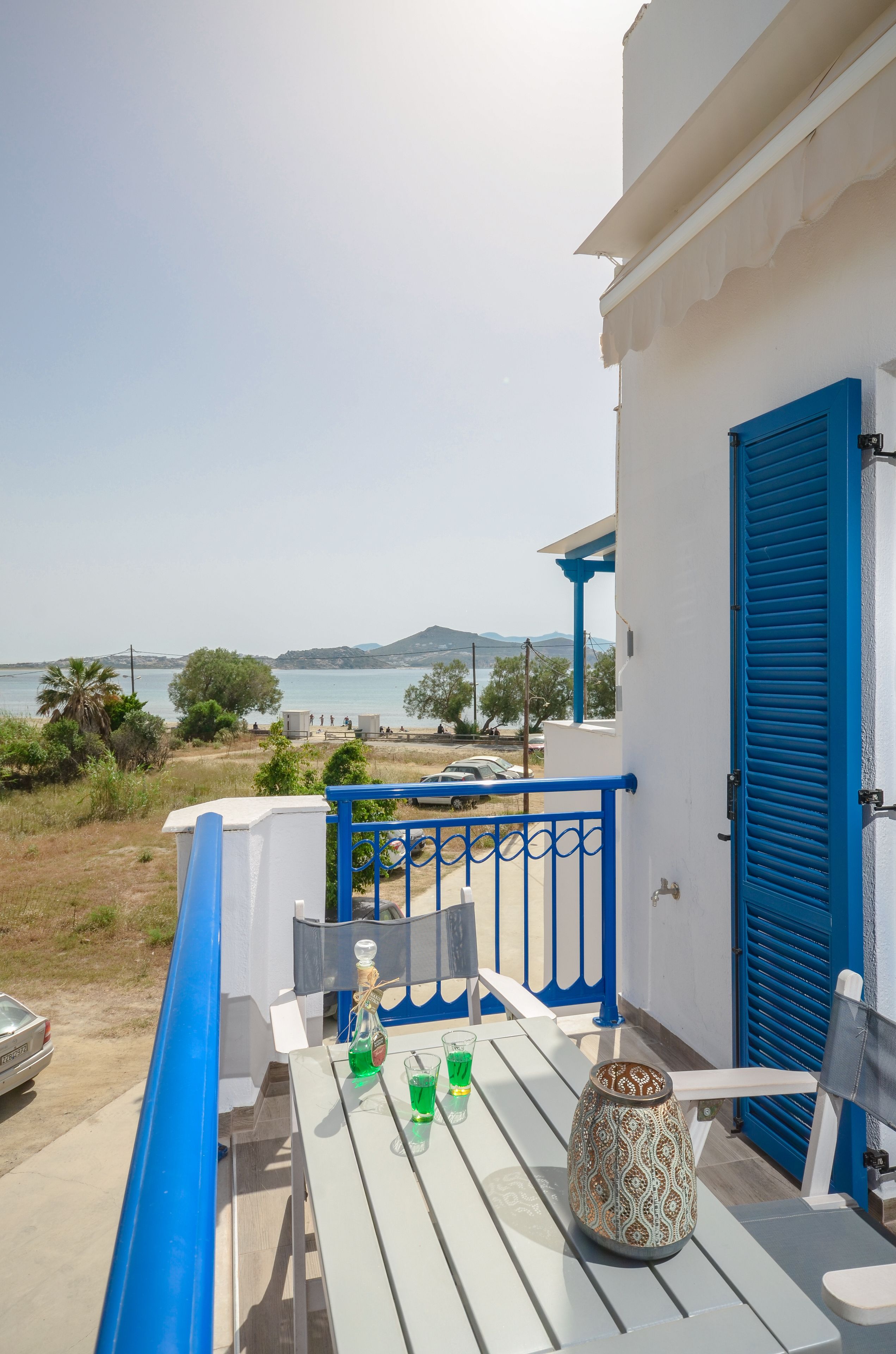 Plage à proximité, sable blanc, serviettes de plage, beach-volley