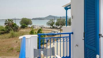 Vlak bij het strand, wit zand, strandlakens, beachvolleybal