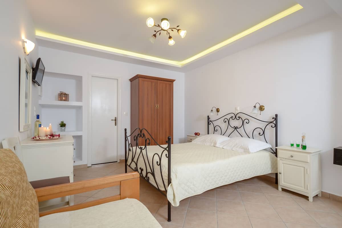 Economy driepersoonskamer (Semi-basement) | Lakens van Egyptisch katoen, luxe beddengoed, pillowtop-bedden