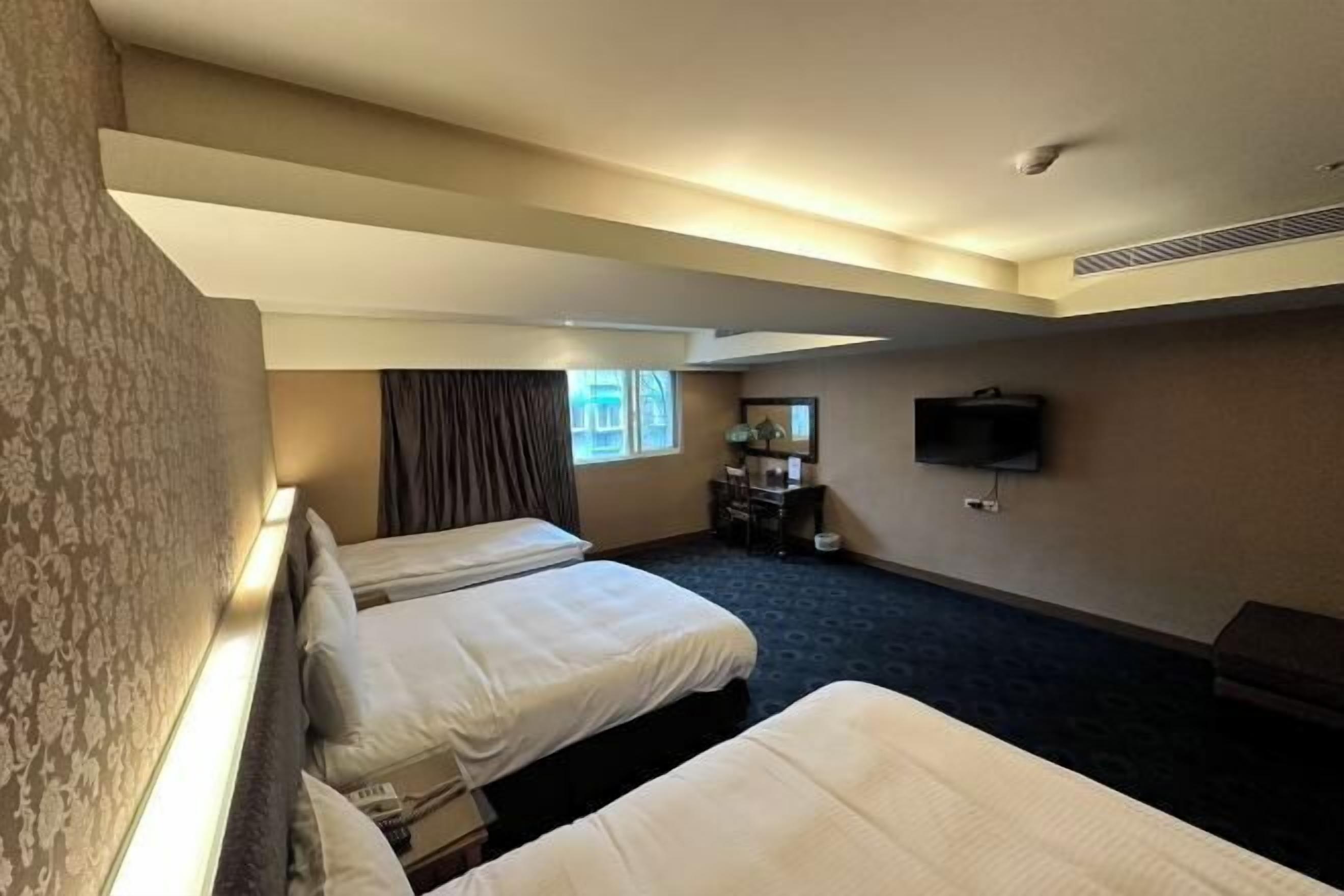 Down comforters, free minibar, desk, free WiFi