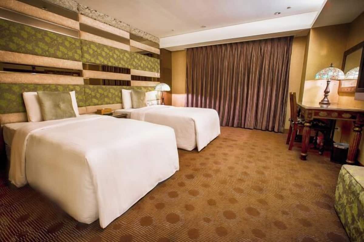 Down comforters, minibar (free items), desk, WiFi (free)