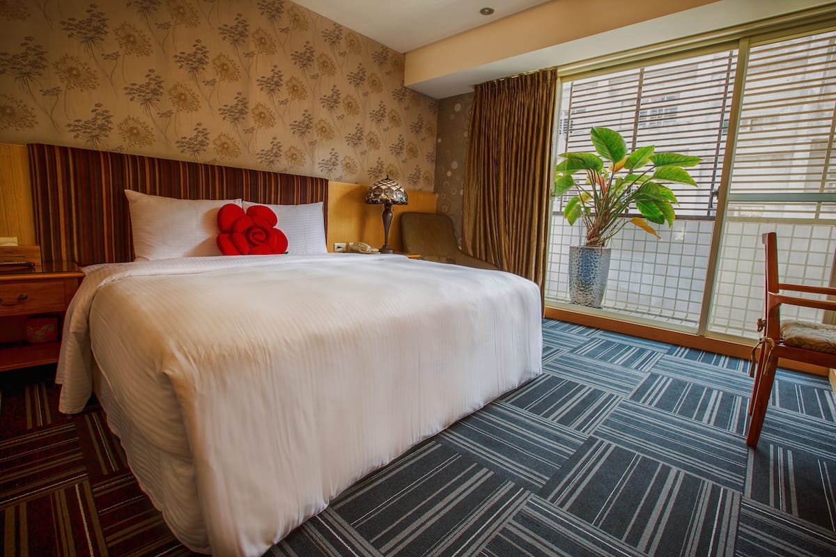 Down comforters, free minibar, desk, free WiFi