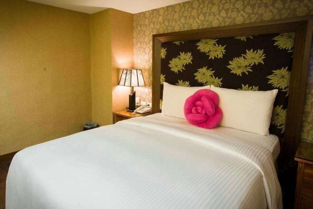 Down comforters, minibar (free items), desk, WiFi (free)