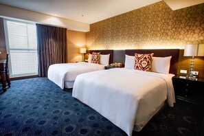 Habitación cuádruple superior | Edredón, artículos del minibar gratis, wifi gratis y ropa de cama