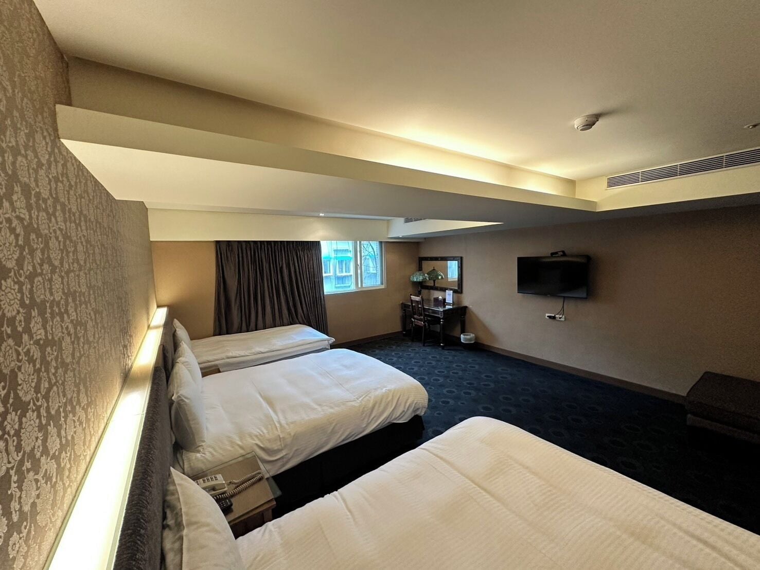 Familierom, 1 soverom | Dundyner, minibar (inkludert), skrivebord og wi-fi (inkludert)