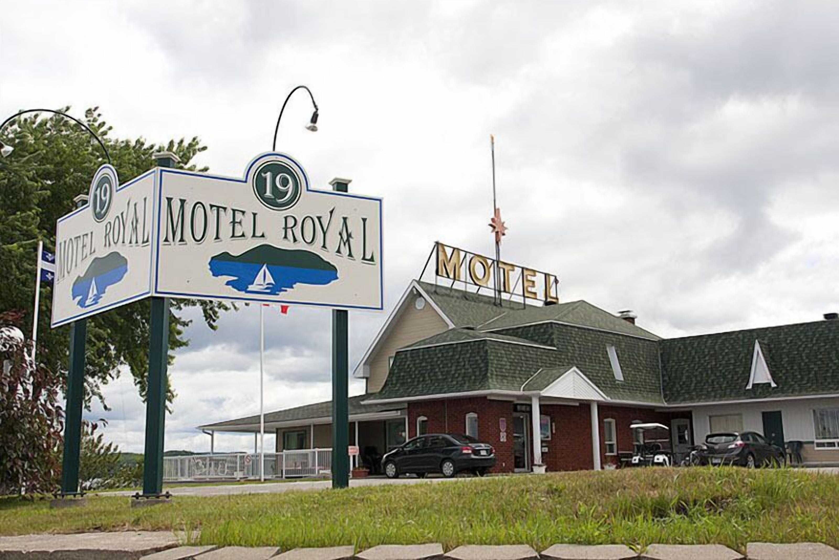 Motelli nimeltä »Motel Royal», ja sen kyltissä näkyy huoneen numero 19.