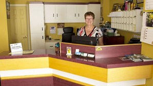 A reception desk with a sign indicating a 24-hour service. - Motel Royal (Temiscouata-sur-le-Lac)