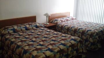 Quarto família, 2 camas de casal | Wi-Fi de cortesia