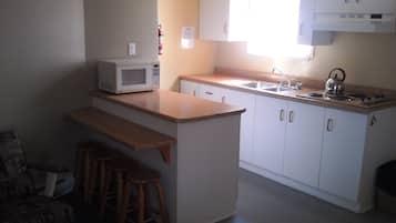 Habitació, 2 llits dobles, cuina bàsica | Cuina bàsica privada | Frigorífic