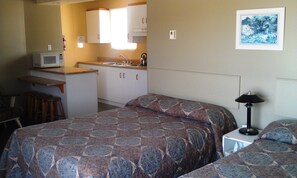 Habitación, 2 camas dobles, cocina básica | Wifi gratis