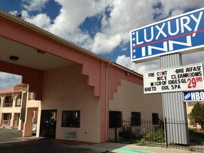 Exterior - Luxury Inn (Albuquerque)
