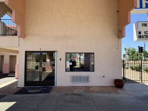Exterior - Luxury Inn (Albuquerque)