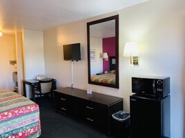 Escritorio, tabla de planchar con plancha, wifi gratis y ropa de cama