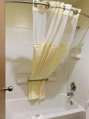 Free toiletries, hair dryer, towels - Luxury Inn (Albuquerque)