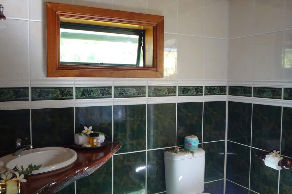 deluxe double room | bathroom | shower, rainfall showerhead, towels