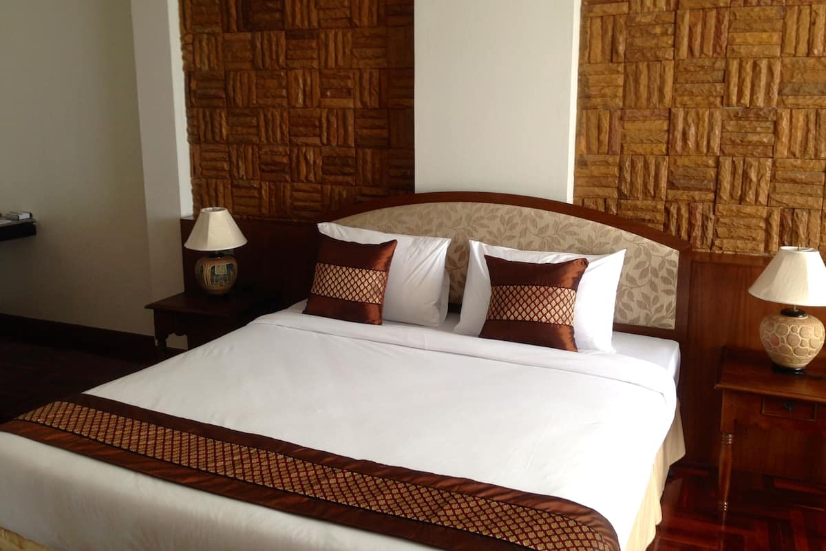 Deluxe Room | Minibar, in-room safe, blackout drapes, rollaway beds