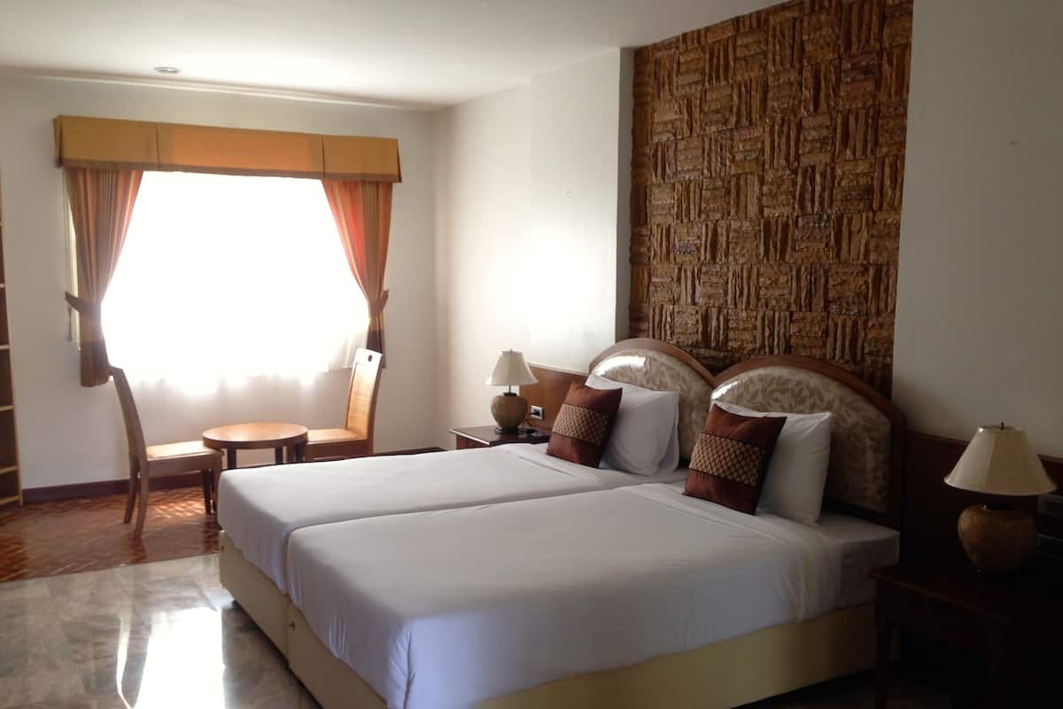 Deluxe Twin Room | Minibar, in-room safe, blackout drapes, rollaway beds
