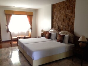 Deluxe Twin Room | Minibar, in-room safe, blackout drapes, rollaway beds