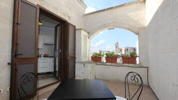 Monolocale comfort, 1 letto matrimoniale, terrazzo, lato giardino (Geranio) | Terrazza/patio